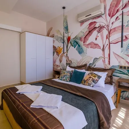 Villa Fethiyede Deniz Manzarali Havuzlu 3+1 *