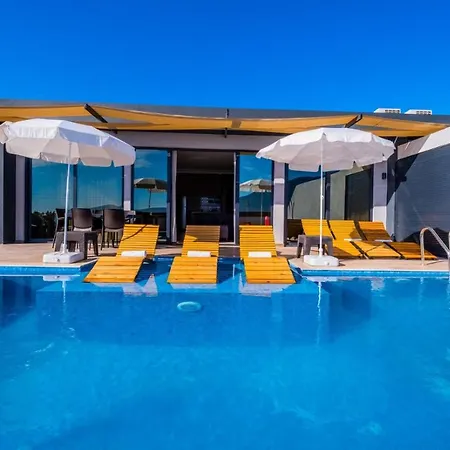 Fethiyede Deniz Manzarali Havuzlu 3+1 * Fethiye