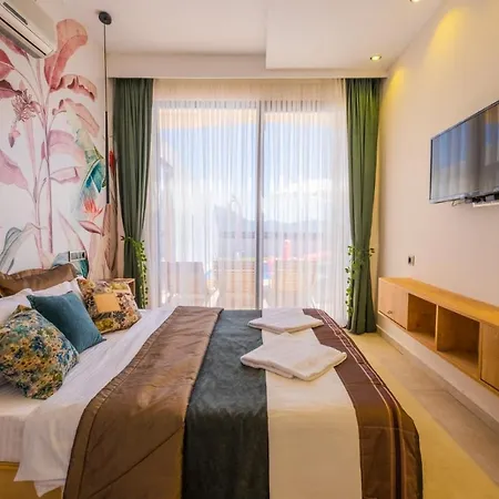 Fethiyede Deniz Manzarali Havuzlu 3+1 Villa *
