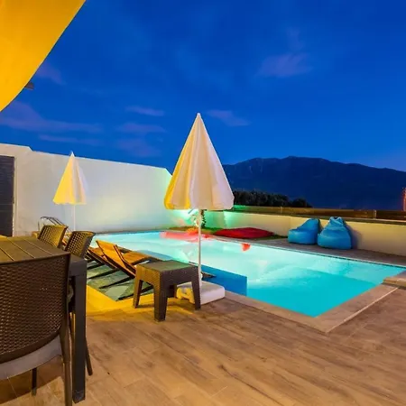 Villa Fethiyede Deniz Manzarali Havuzlu 3+1
