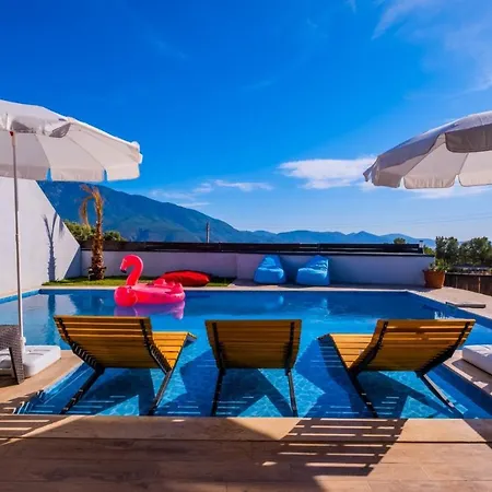 Villa Fethiyede Deniz Manzarali Havuzlu 3+1 *